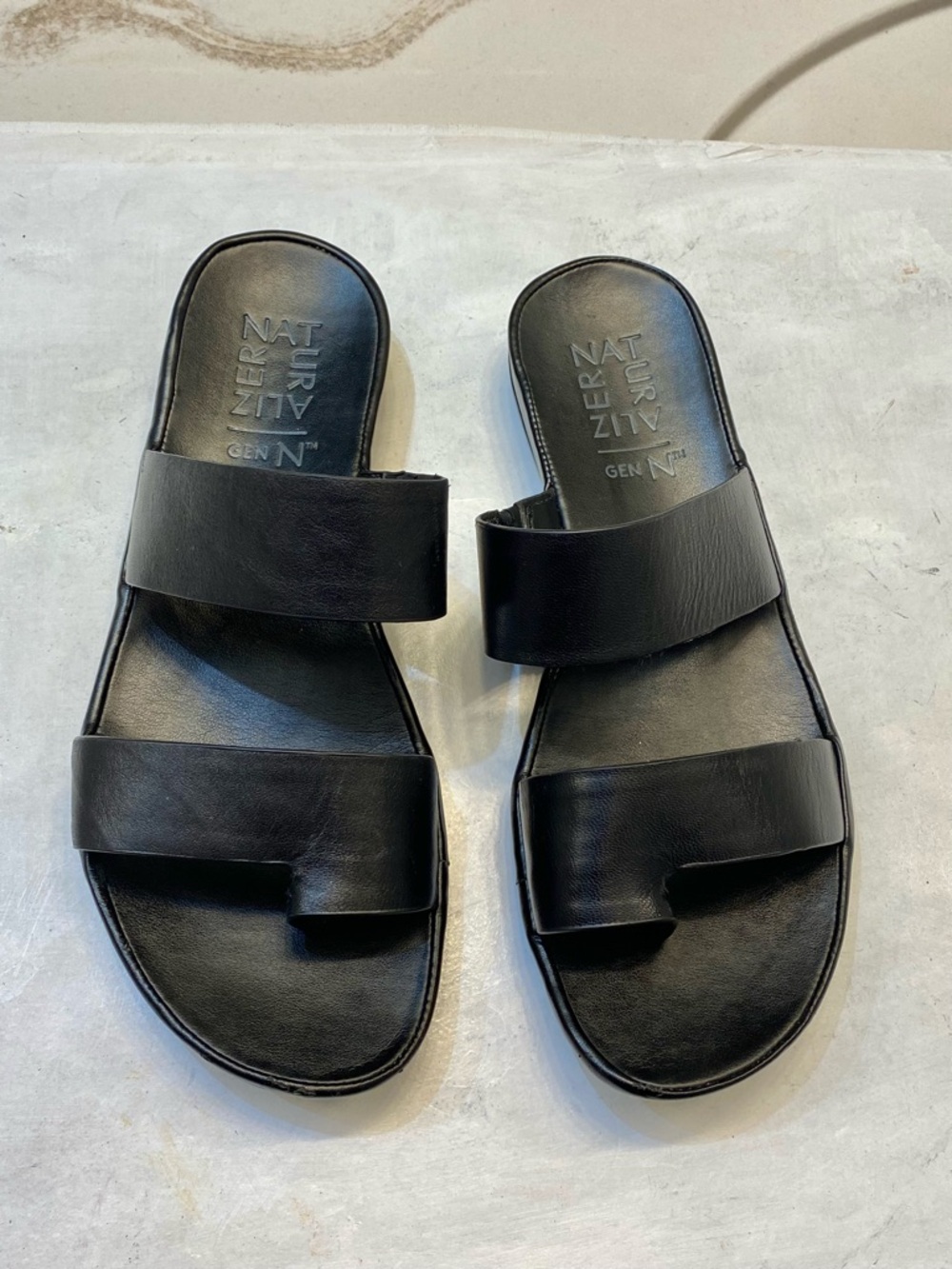 Naturalizer Genn-Drift 2 Size 7.5M good condition good bottom , clean sandals.